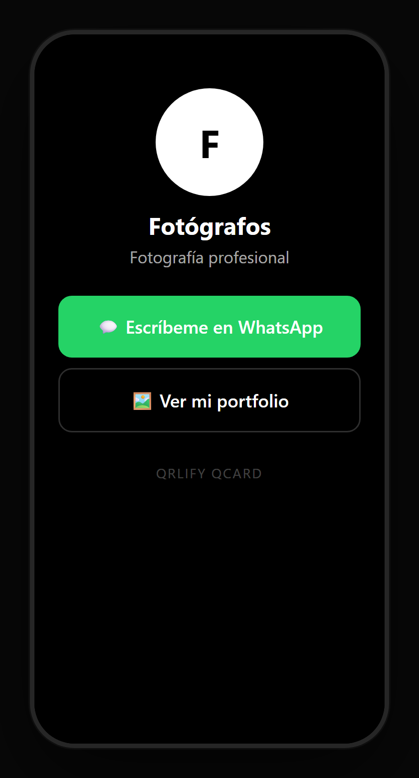 Una QCard de fotógrafo en el móvil: nombre, descripción y botones al portafolio, reservar sesión, el álbum del evento y el contacto